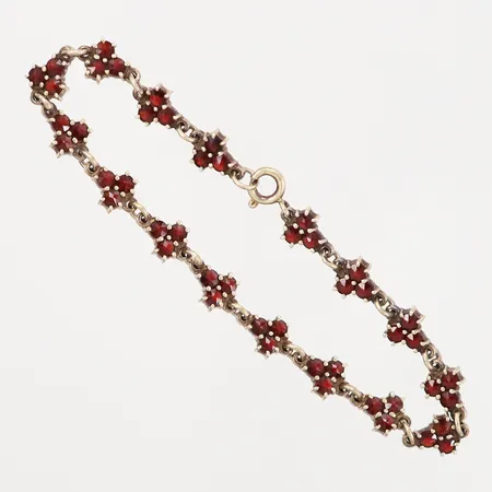 Armband med granater, 19cm, bredd: 6,1mm, spår av förgyllning, silver troligen 900/1000, något otydlig stämpling Vikt: 8,3 g