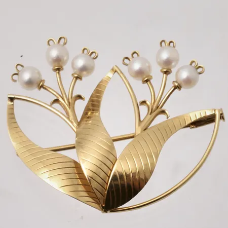 Brosch i 18K guld, mått 37x30,4mm, 6st odlade pärlor, mått Ø4mm, tillverkad av Stigbert för Heribert Engelbert AB, vikt 4,1g.