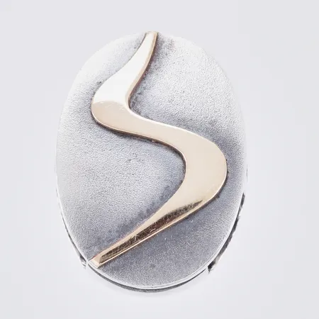 Hänge, Alton Pernilla Wiberg, längd ca 26mm, bredd ca 2-6mm, 18K samt silver Vikt: 5,6 g
