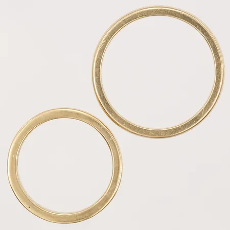 Två ringar, släta, gravyr, 18K guld. Vikt: 13,4 g