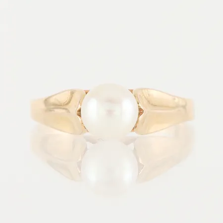 Ring med pärla, slitage, storlek 18 ½ mm, bredd 1.5-6.8 mm, 18k. Vikt: 3,4 g