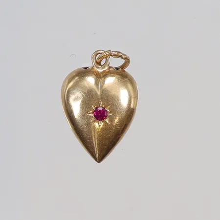 Hänge hjärta, med röd sten, 19x10mm, repig, 18K Vikt: 1,3 g