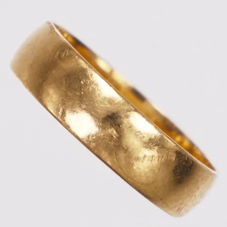 Ring, slät, stl 18¾, bredd 5,4mm, repig, 18K  Vikt: 4,3 g