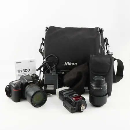 Kamera Nikon D7500 + objektiv nikon af s 18-140mm 1:3,5-5,6 + objektiv nikon objektiv 55-200 1:4-5,6G + blixt SB 800 + laddare med extrabatteri i väska. Skickas inom Sverige Skickas med postpaket.
