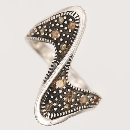 Ring med markasiter, stl: 17½, bredd: 22 mm, flera stenar saknas, 925/1000 silver. Vikt: 3,7 g
