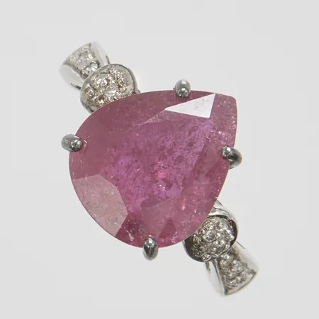 Ring med glasfylld rubin/rubinkomposit samt diamanter 10 x ca.0,005ct, Ø17¼, bredd: 1,6-13,1mm, silver, 925/1000 Vikt: 4,2 g