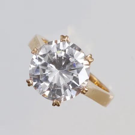 Ring med vit sten, stl 18, bredd 3-13mm, 18K, bruttovikt 10,1g Vikt: 10,1 g