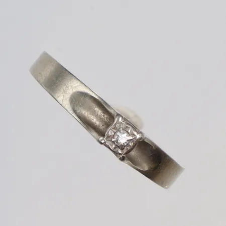 Ring med diamant ca 0,01ct, stl ca 17, vitguld, 18K Vikt: 1,7 g