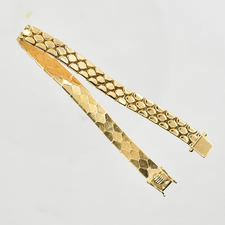 Armband, halvstel modell, längd 18 cm, bredd 7 mm, 18K. Vikt: 24,1 g