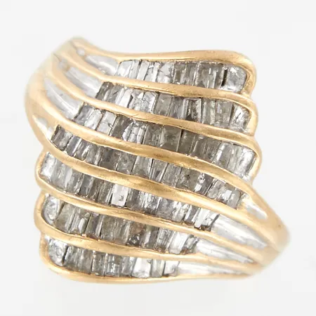 Ring med baguetteslipade diamanter, stl 17¼, bredd 20mm, etui, nagg på diamanter, gul/vitguld, 10K  Vikt: 6,3 g