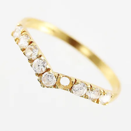Ring, vita stenar, stl 17¾, en sten saknas, 21K Vikt: 1,4 g