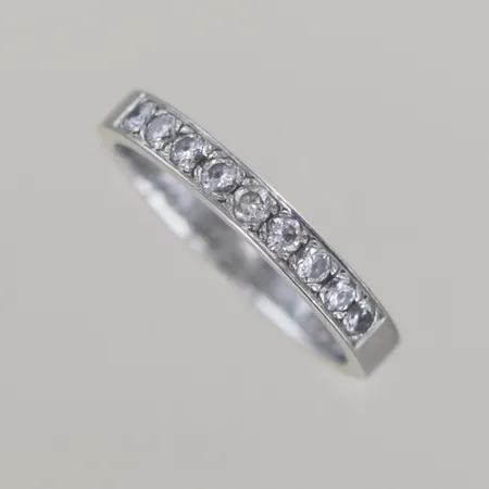Ring med diamanter 9 x 0,09ct, Ø 17½ mm, graverad, 18K Vikt: 3,5 g