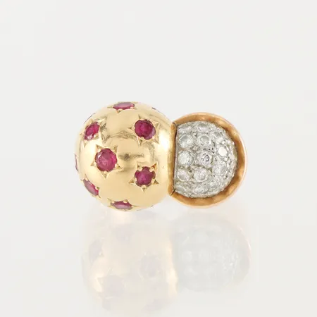 Ring med diamanter och rubiner, storlek 14 ¼ mm, 18k. Vikt: 9 g