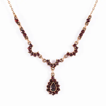 Granatcollier i förgyllt silver (830/1000). Det är 42 cm långt, hängets mått 10,2 x 19 mm. Vikt: 5,8g. Springring. 