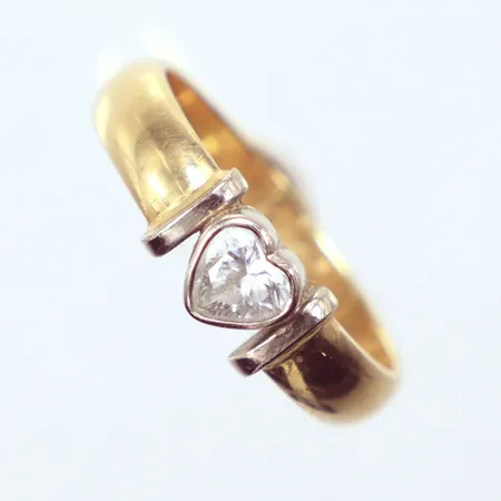 Ring, vit hjärtformad sten, vitgulds detalj, Ø18¾, 18K Vikt: 5,6 g