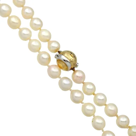 Pärlcollier, jämnbred modell med större klotlås i 18K guld, låsets diameter 13 mm, dekor i vitguld, Diamanter 2 x 0,03ct, låsets vikt 7,4g, collierets längd 44 cm, odlade pärlor Ø 8,5 mm, blåvitrosa ton, god lyster, fint skick