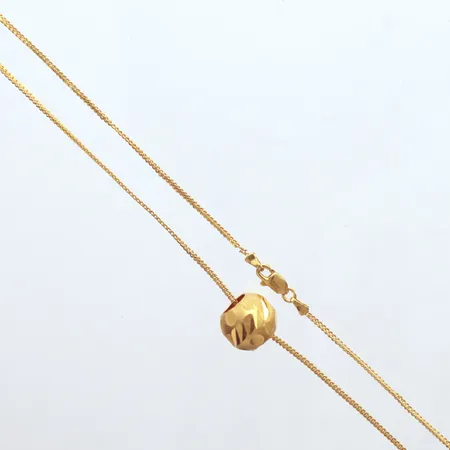 Collier med boll,  längd 41cm, bredd 1mm, 21k  Vikt: 3,1 g