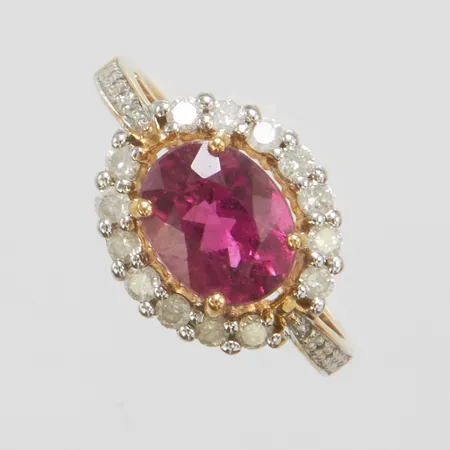 Ring med rosa turmalin ca.9x7mm samt diamanter 14 x ca.0,02ct och 10 x ca.0,005ct, 8/8-slipade, Ø17¼, bredd: 1,8-12mm, 9K Vikt: 3,1 g