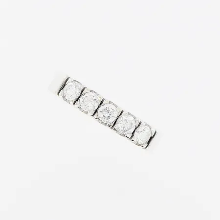 Ring, diamanter 5st totalt 0,50ctv enligt gravyr, piqué enligt gravyr, stl 16¾, bredd 3-3,5mm, vitguld, 18K.    Vikt: 4,5 g