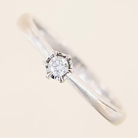 Ring med diamant ca 0,06ct, stl 18, bredd 2,3-4,4mm, vitguld, gravyr, 18K Vikt: 2,8 g