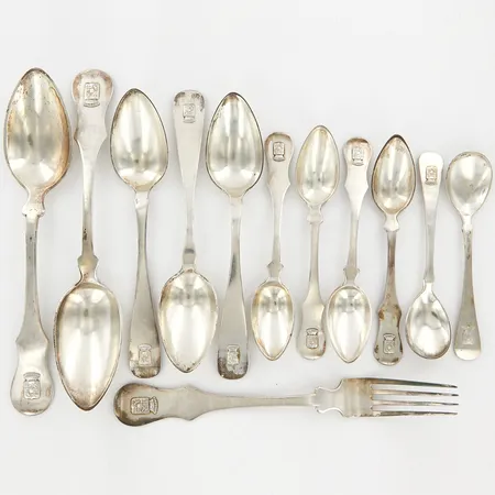 Gaffel samt 11 skedar, olika storlekar, vapenskjöld, silver  Vikt: 454,8 g