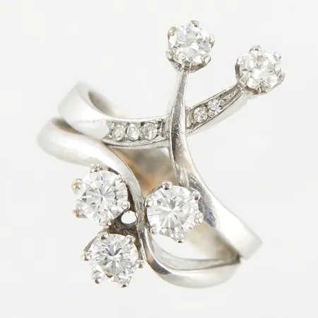 Ring vitguld med diamanter 3 x ca 0,23ct, 2 x 0,18ct, 3 x ca 0,02ct, 2 x ca 0,01ct, stl 18½, bredd framtill ca 24mm, två sammansatta ringar,  Vikt: 9,6 g