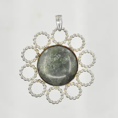 Hänge med grön sten, längd 45 mm, Ø40 mm, silver. Vikt: 8,5 g