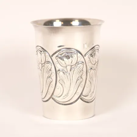 Bägare med blomstermotiv, höjd ca 10cm, tillverkad av Guldsmedsaktiebolaget Gab år 1951, gravyr, silver Vikt: 96,2 g