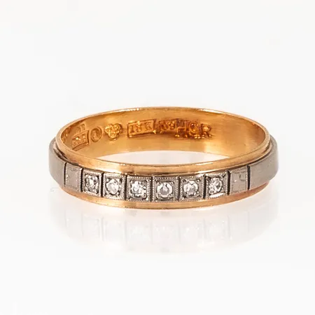 Ring i 18K röd- och vitguld med 6 x ca 0,01ct 8/8 slipade diamanter. Den är i storlek 17, är 3,8 mm bred och väger 2,7g. Stämplad 18K & kattfot.