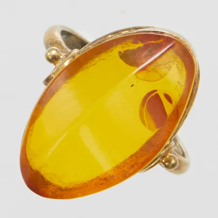 Ring med bärnsten, stl: 18, bredd: 2-20,7mm, förgyllt silver 925 Vikt: 3,6 g