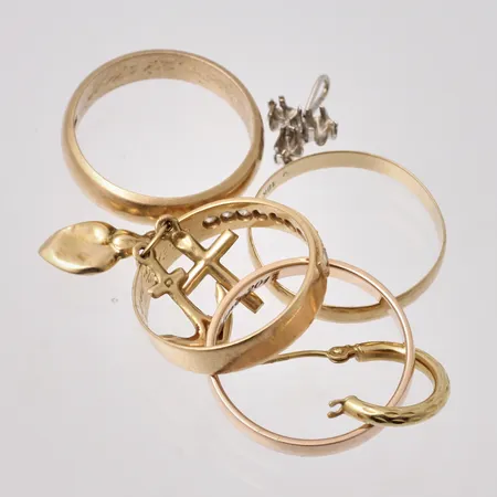 Diverse defekt guld, 18K, vikt 12,4g.