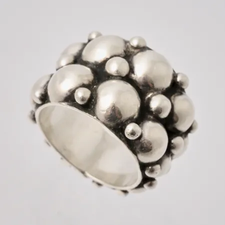 Ring i silver, stl 19, bredd 10-18,5mm, 925/1000, märkt PB, vikt 18,85g.