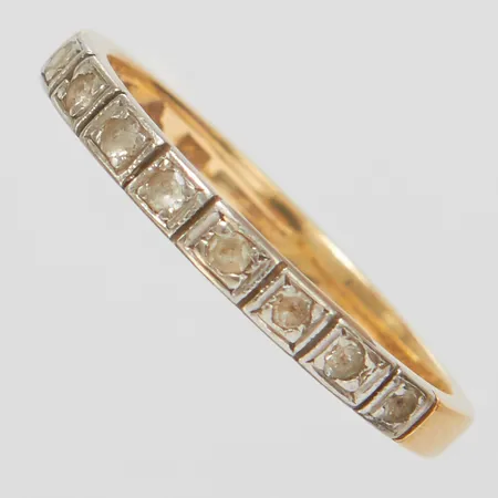 Ring med vita stenar, slitna, Ø15¾, bredd: 2mm, svenska stämplar, 18K Vikt: 1,8 g