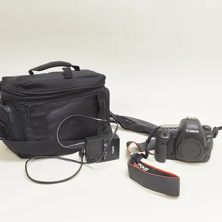 Digital systemkamera Canon EOS, 5D mk IV, 30,4MP, snr: 463038000484, slitage, axelrem, laddare, manual, kameraväska Samsonite, slitage,  Skickas med postpaket.