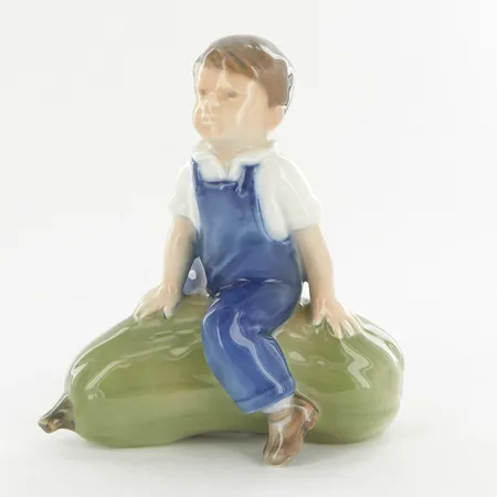 Figurin Royal Copenhagen, Pojke med Pumpa, nr 4539, Höjd 12 cm, Längd 11 cm, Danmark  Skickas med paket.