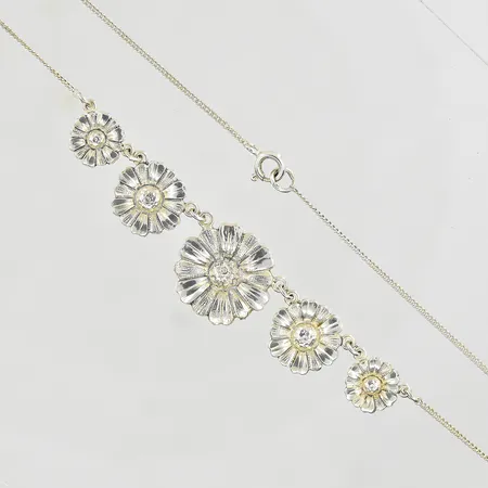 Collier, doserad, längd 40½ cm, bredd 5-11 mm, säkerhetskedja, låser dåligt, 925/1000 silver. Vikt: 28,3 g
