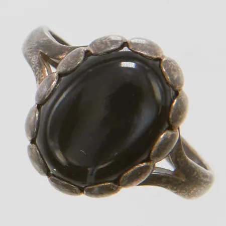 Ring, stl: 18, svart sten, silver 925 Vikt: 3,2 g