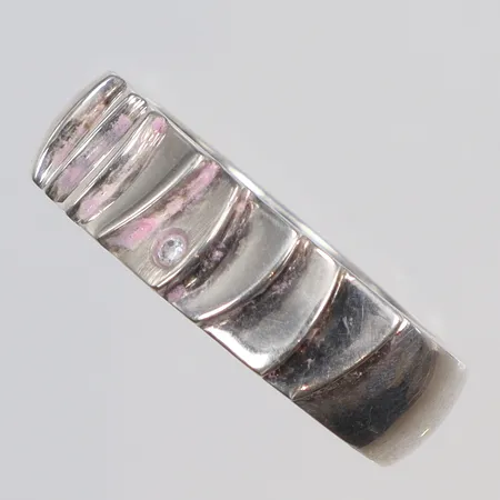 Ring med vit sten stl 17¾ bredd 6mm, silver 925/1000 Vikt: 6,7 g