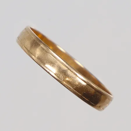 Slät ring stl 19, bredd 3mm, skev skena, 18K  Vikt: 1,6 g