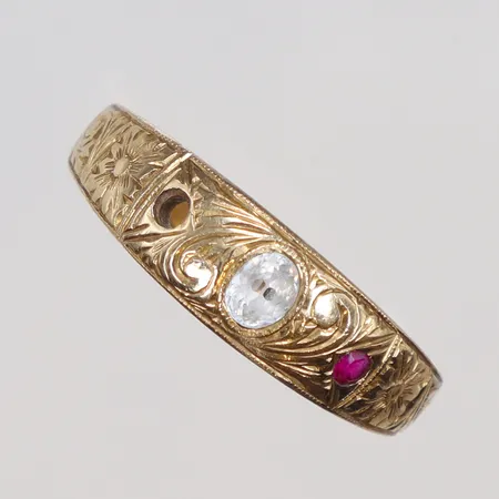 Ring med vit sten, samt röda stenar, stl 20¼, bredd 3mm, 14K Vikt: 4,1 g