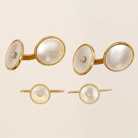 Smyckeset med manschettknappar & frackknappar, pärlemo och diamanter 4 x ca. 0,03ct, Ø 15mm resp. Ø 9mm, Gösta Holm Juvelerare, Malmö 1943, originaletui, 18K guld vikt: 10,3 Vikt: 10,3 g