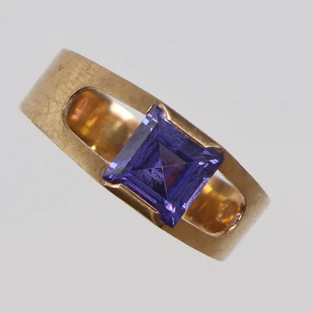 Ring med lila sten Alton stl 17¼ bredd 4-7mm, något skev, Falköping 1969, 18K Vikt: 2,3 g