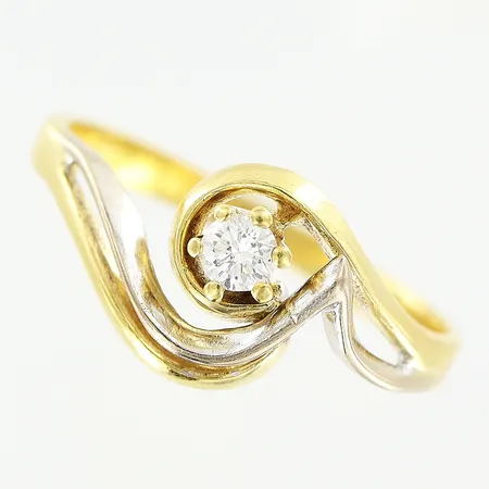 Ring, diamant ca 0,15ct, stl 18¾, bredd 2-10mm, vit/gulguld, 18K Vikt: 3,3 g