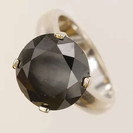 Ring med svart diamant ca 8,90ct, stl 17, vitguld, nagg på rondisten, 18K Vikt: 8,8 g