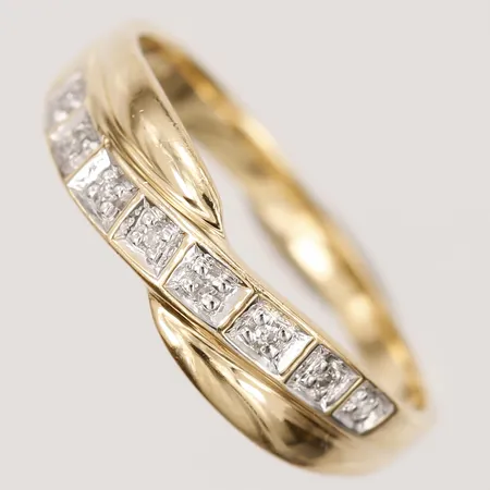 Ring med diamanter 8 x ca. 0,005ct, stl: 17, bredd: 5mm, GHA, 18K vitguld/rödguld  Vikt: 2,6 g