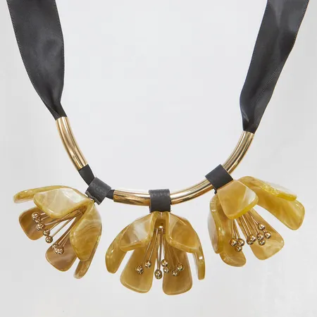 Collier Marni, sidenband samt plastblommor, metall detaljer, inga tillbehör.
