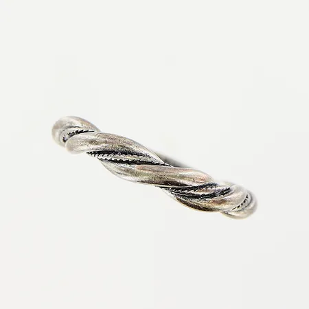 Ring tvinnad, stl 18, bredd 2,5-4mm, KNN, silver 925/1000. Vikt: 4,4 g