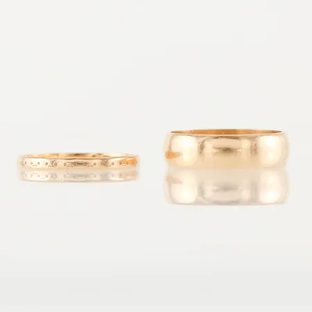Ringar 2 st med gravyrer, storlek ca 17mm, 18k. Vikt: 5,8 g