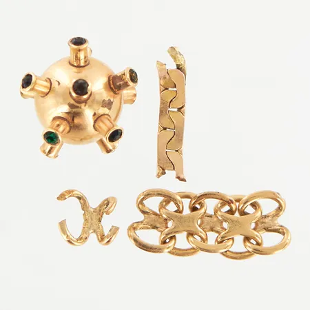 Två länkbitar X-länk, en berlock med färgade stenar, 18K, 1,7 gram, en länkbit pansar 14K, 0,2 gram, samtliga defekta  Vikt: 1,9 g