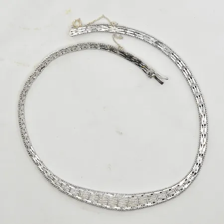 Collier med integrerade hängen, längd 41½ cm, länkens bredd 1 mm, silver. Vikt: 7,4 g